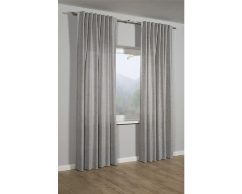 Záclony pred oknom s výhľadom do prírody