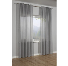 Okno so sivými závesmi na záclonovej tyči