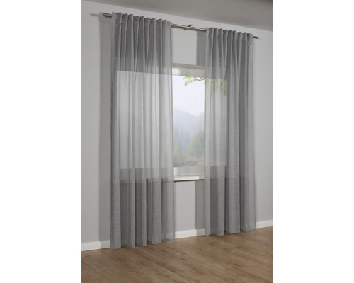 Okno so sivými závesmi na záclonovej tyči