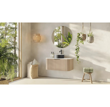 Svetlá kúpeľňa s umývadlom, zrkadlom, nástennou lampou a dekoráciou