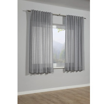 Dva sivé závesy v okne