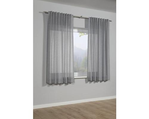 Dva sivé závesy v okne