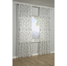 Dva priehľadné závesy s motívom listov pred oknom