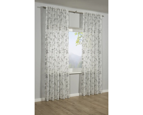 Dva priehľadné závesy s motívom listov pred oknom