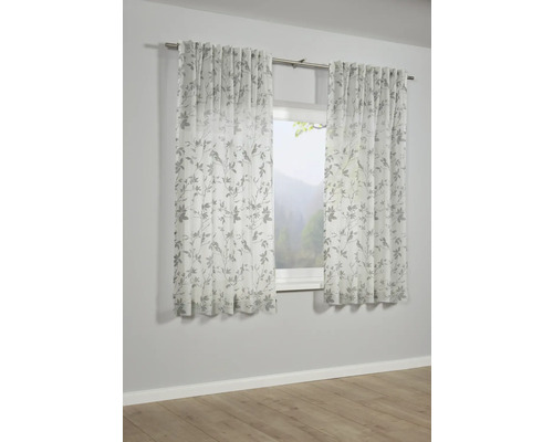 Okno s priehľadnými závesmi s listovým vzorom