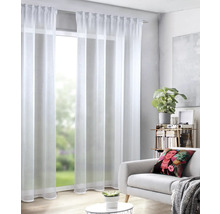 Obývacia izba s bielymi, priehľadnými závesmi pred oknom