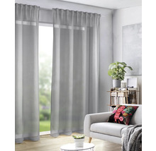 Obývacia izba so závesmi, pohovkou a dekoráciou