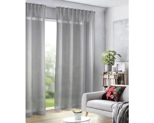 Obývacia izba so závesmi, pohovkou a dekoráciou