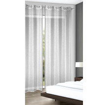 Záclony s očkami z priehľadnej látky v spálni.