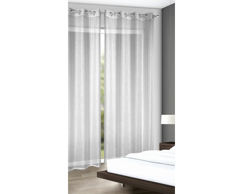 Záclony s očkami z priehľadnej látky v spálni.