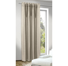 Béžový záves v okne s denným svetlom