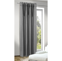 Nepriehľadný záves v okne so závesným systémom s riasiacou páskou