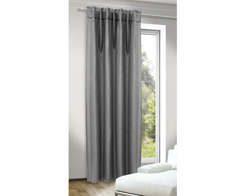 Nepriehľadný záves v okne so závesným systémom s riasiacou páskou
