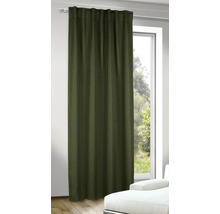 Záclona v okne so záclonovou tyčou