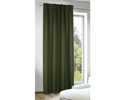 Záclona v okne so záclonovou tyčou