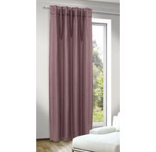 Dlhé, nariasené závesy pred oknom