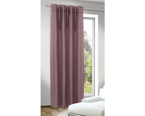 Dlhé, nariasené závesy pred oknom