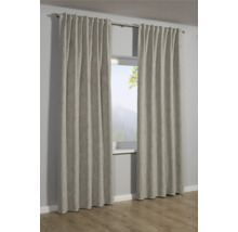 Dva závesy pred oknom s výhľadom do prírody.