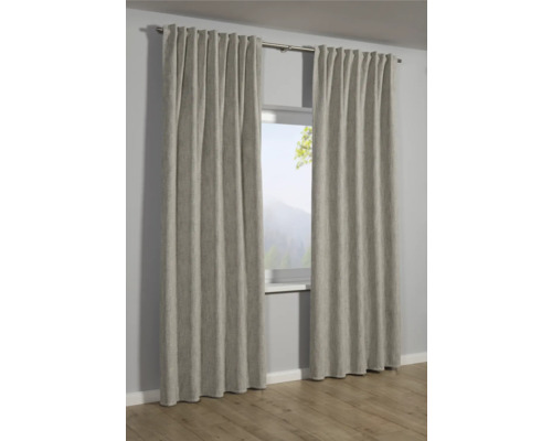 Dva závesy pred oknom s výhľadom do prírody.