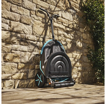 Vretenová kosačka Gardena pred kamennou stenou