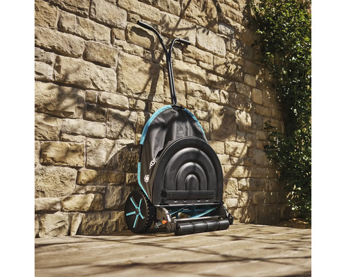 Vretenová kosačka Gardena pred kamennou stenou