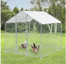 Vonkajší výbeh s kurčatami v záhrade