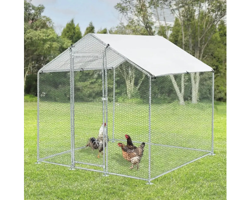 Vonkajší výbeh s kurčatami v záhrade