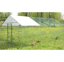 Vonkajší výbeh so sieťou a niekoľkými kurčatami na lúke.