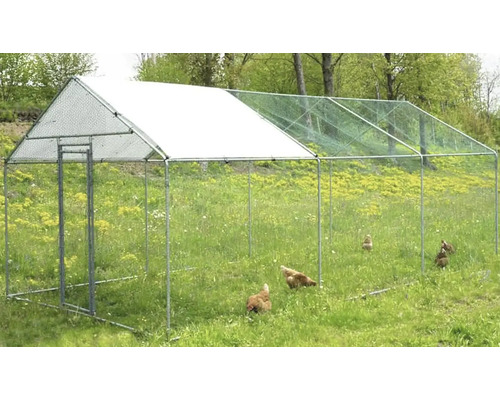 Vonkajší výbeh so sieťou a niekoľkými kurčatami na lúke.