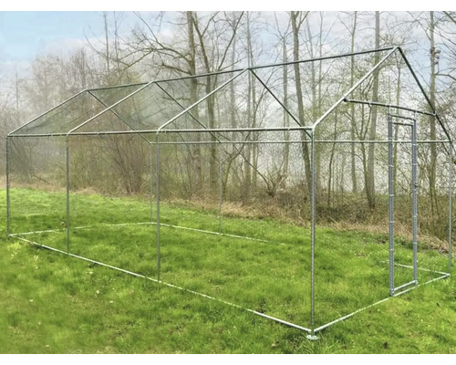 Voľne stojaci kurník s dverami na vonkajšie použitie na trávniku