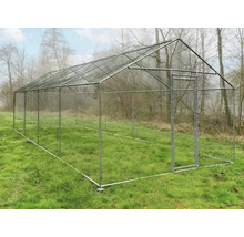 Kovová vonkajšia klietka s dvierkami na zelenej lúke