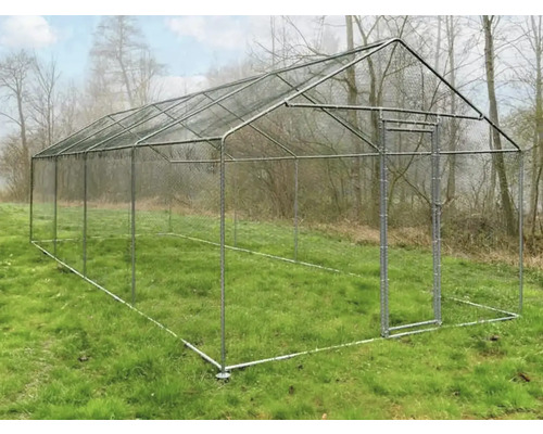 Kovová vonkajšia klietka s dvierkami na zelenej lúke