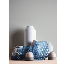 Usporiadanie rôznych dekoratívnych váz zo skla a keramiky