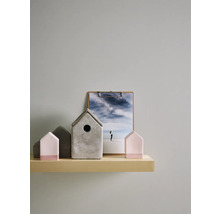 Dekoratívne domy z betónu a klipová doska s obrázkom na poličke