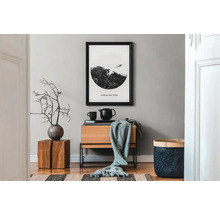 Dekoratívne obývacie prostredie s dreveným nábytkom, umeleckou potlačou a bytovými doplnkami pre štýlový domov.