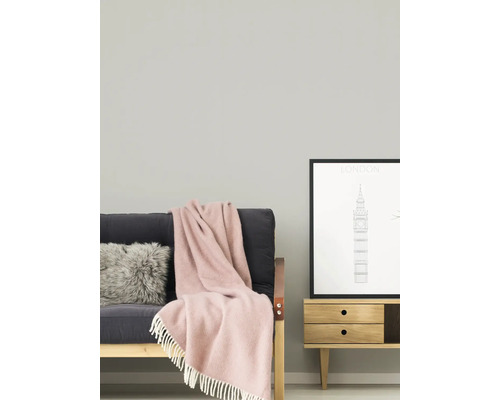 Scéna s pohovkou, vankúšom, dekou, obrázkom a komodou