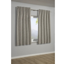 Okná s béžovými závesmi