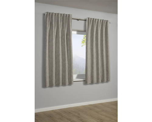 Okná s béžovými závesmi