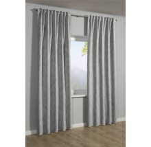 Dva sivé závesy visia pred oknom.