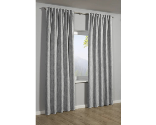 Dva sivé závesy visia pred oknom.
