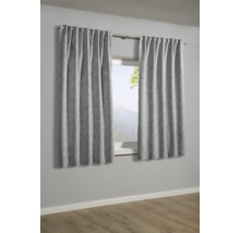 Sivé závesy na okne