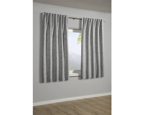 Sivé závesy na okne