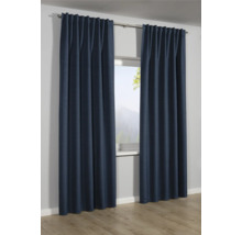 Dva modré závesy visia na záclonovej tyči pred oknom.