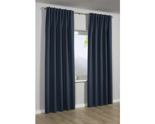Dva modré závesy visia na záclonovej tyči pred oknom.