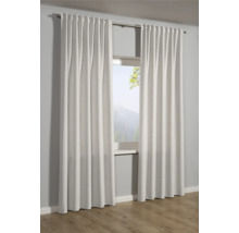 Záclony pred oknom s výhľadom na horskú krajinu