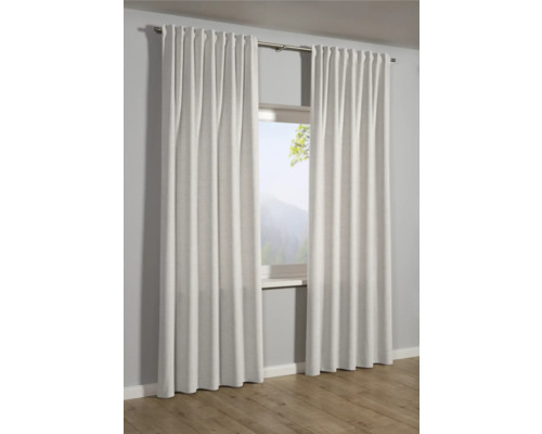 Záclony pred oknom s výhľadom na horskú krajinu