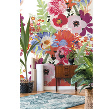 Izba s kvetinovou tapetou, komodou a izbovými rastlinami