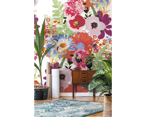 Izba s kvetinovou tapetou, komodou a izbovými rastlinami