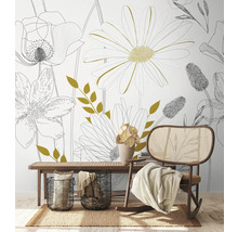 Pohľad na izbu s kvetinovou tapetou, lavicou, ratanovým kreslom a bytovými doplnkami