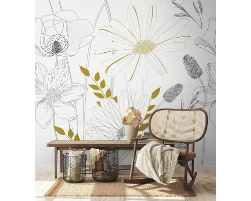 Pohľad na izbu s kvetinovou tapetou, lavicou, ratanovým kreslom a bytovými doplnkami